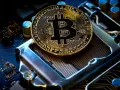 Złoty Bitcoin na płycie głównej. Czy koparki kryptowalut są legalne? To pytanie nurtuje wielu.