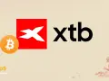 XTB pytania i odpowiedzi: Bitcoin i logo XTB. Detektyw bada artefakty.