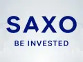 Saxo Bank Polska – inwestuj z nami. Logo Saxo na tle wykresów giełdowych.