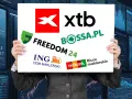 Osoba trzyma tablicę z logotypami biur maklerskich: XTB, Freedom24, BOSSA.PL, ING Dom Maklerski, mBank Biuro maklerskie.