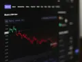Wykres ceny Bitcoina do USD pokazuje znaczący spadek kryptowalut. Czerwona linia ilustruje trend spadkowy.