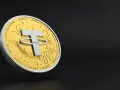 Złota moneta z symbolem Tether (USDT) i obwodem drukowanym. Wartość EUR USDT stabilna.