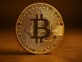 Złota moneta z symbolem Bitcoina, idealna do śledzenia kursu Bitcoin PLN.