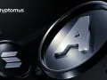 Srebrne logo Solana i duża litera "A" na ciemnym tle. Dowiedz się, czym jest altcoin.