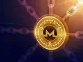 Złota moneta Monero (XMR) połączona łańcuchami z cyfrowym tłem, sugerująca handel i inwestycje w kryptowaluty, np. z polskim PLN.