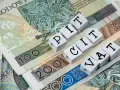 Polskie banknoty 100 i 200 zł z napisami PIT i VAT. Czekam na ulgę na złe długi.
