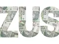 ZUS - ulga na start warunki. Polskie banknoty 100 zł tworzą napis ZUS, symbolizując finanse i wsparcie dla przedsiębiorców.