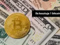 Złoty symbol bitcoina leży na stosie banknotów dolarowych. Pytanie brzmi: "Ile kosztuje 1 bitcoin?".