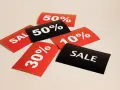 Karty z napisami "SALE", "50%", "30%", "10%" i "50%" sugerują, że to właśnie jest apr co to – promocja!