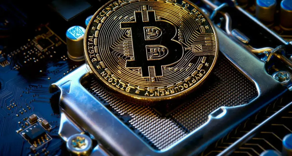 Złoty Bitcoin na płycie głównej. Czy koparki kryptowalut są legalne? To pytanie nurtuje wielu.
