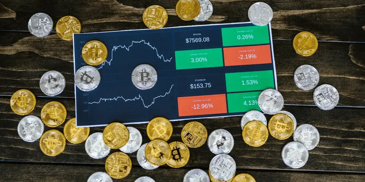 Złote i srebrne monety kryptowalut otaczają wykresy cenowe Bitcoina i Ethereum. Widać dane o zmianach kursów, sugerujące aktywność na **otc giełda**.