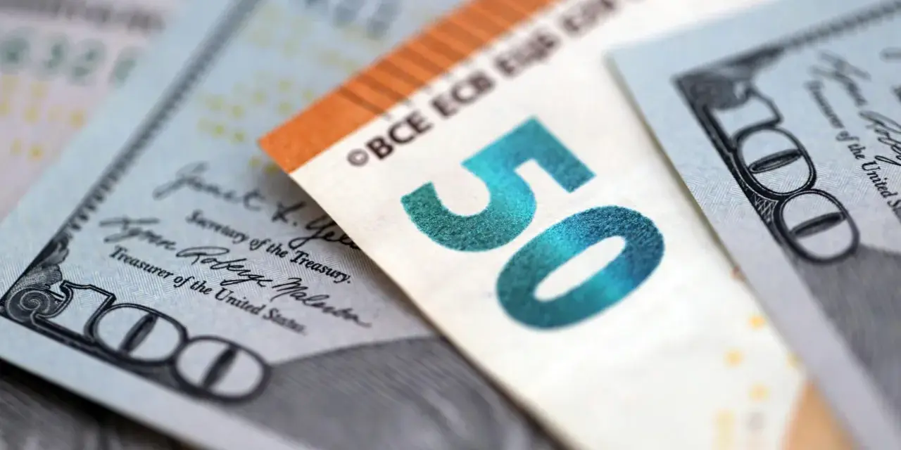 Euro i dolary, kurs wymiany. 50 euro obok 100 dolarów.