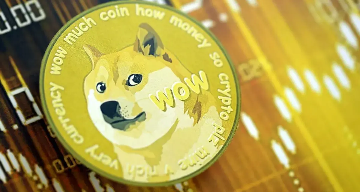 Złota moneta z psem Doge na tle wykresu finansowego. Widoczny napis "wow much coin how money so crypto plz mine very currency". Doge kurs w górę!