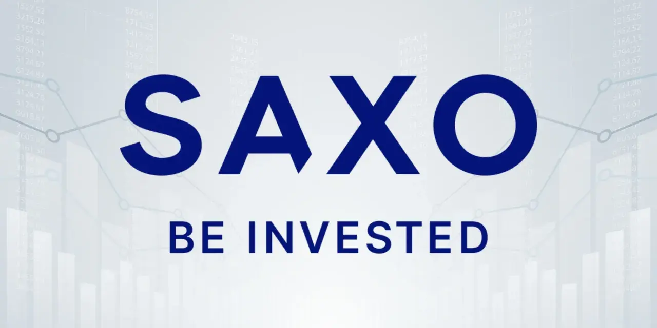 Saxo Bank Polska – inwestuj z nami. Logo Saxo na tle wykresów giełdowych.