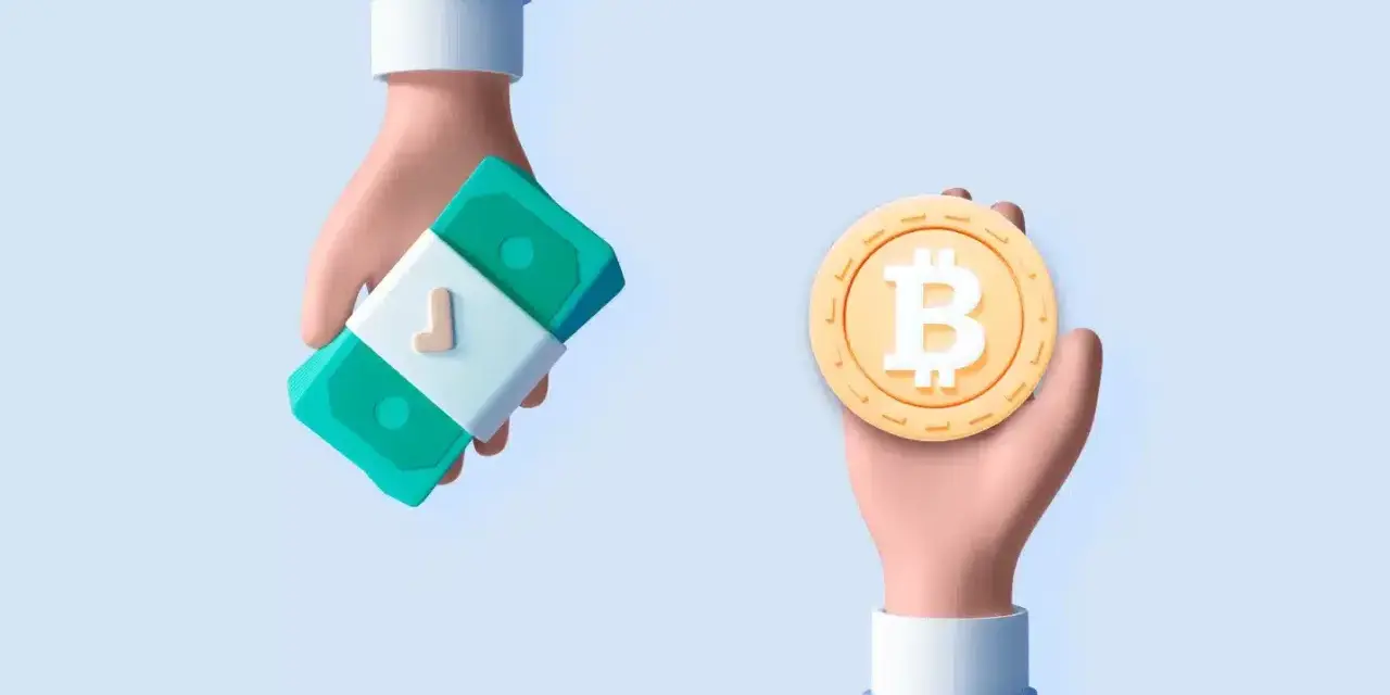 Dwie dłonie: jedna trzyma stos banknotów, druga monetę bitcoin. Dowiedz się, jak sprzedać bitcoin bez podatku.