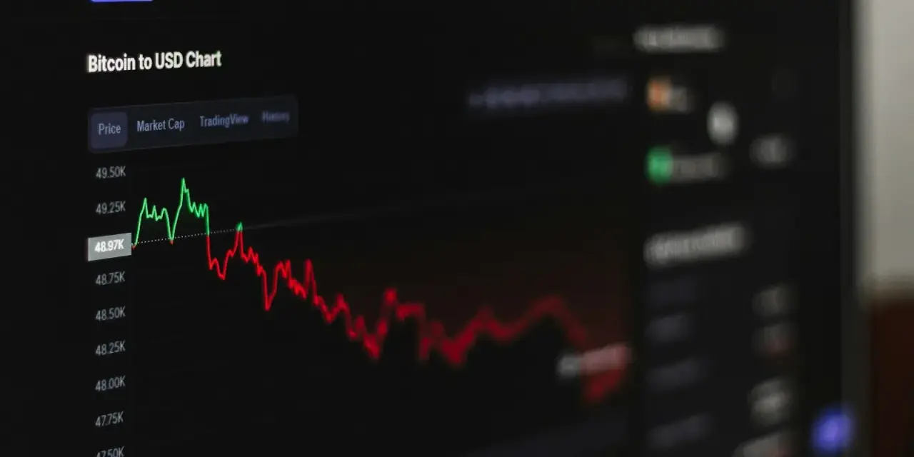 Wykres ceny Bitcoina do USD pokazuje znaczący spadek kryptowalut. Czerwona linia ilustruje trend spadkowy.