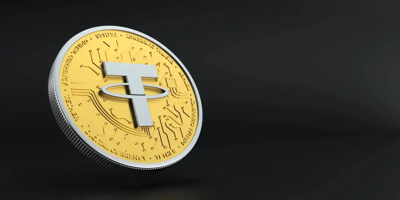 Złota moneta z symbolem Tether (USDT) i obwodem drukowanym. Wartość EUR USDT stabilna.