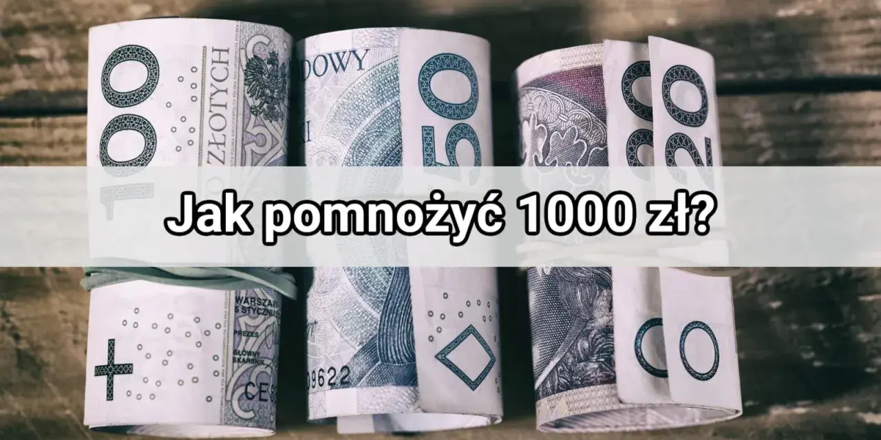 Zrolowane banknoty polskie, w tym 100 zł, 50 zł i 20 zł, leżą na drewnianym tle. Tekst na obrazku pyta: "Jak pomnożyć 1000 zł?".