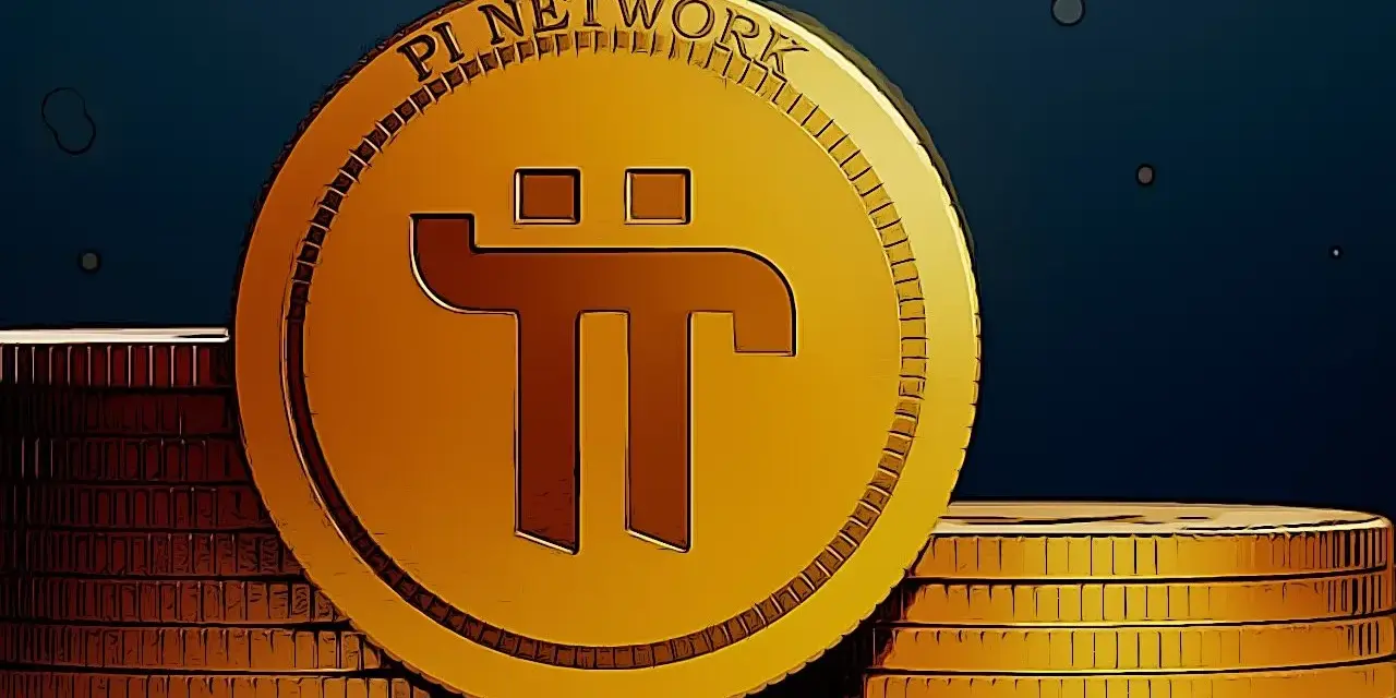 Złota moneta z symbolem Pi Network, obok stosów monet. Kryptowaluta Pi Network w centrum uwagi.