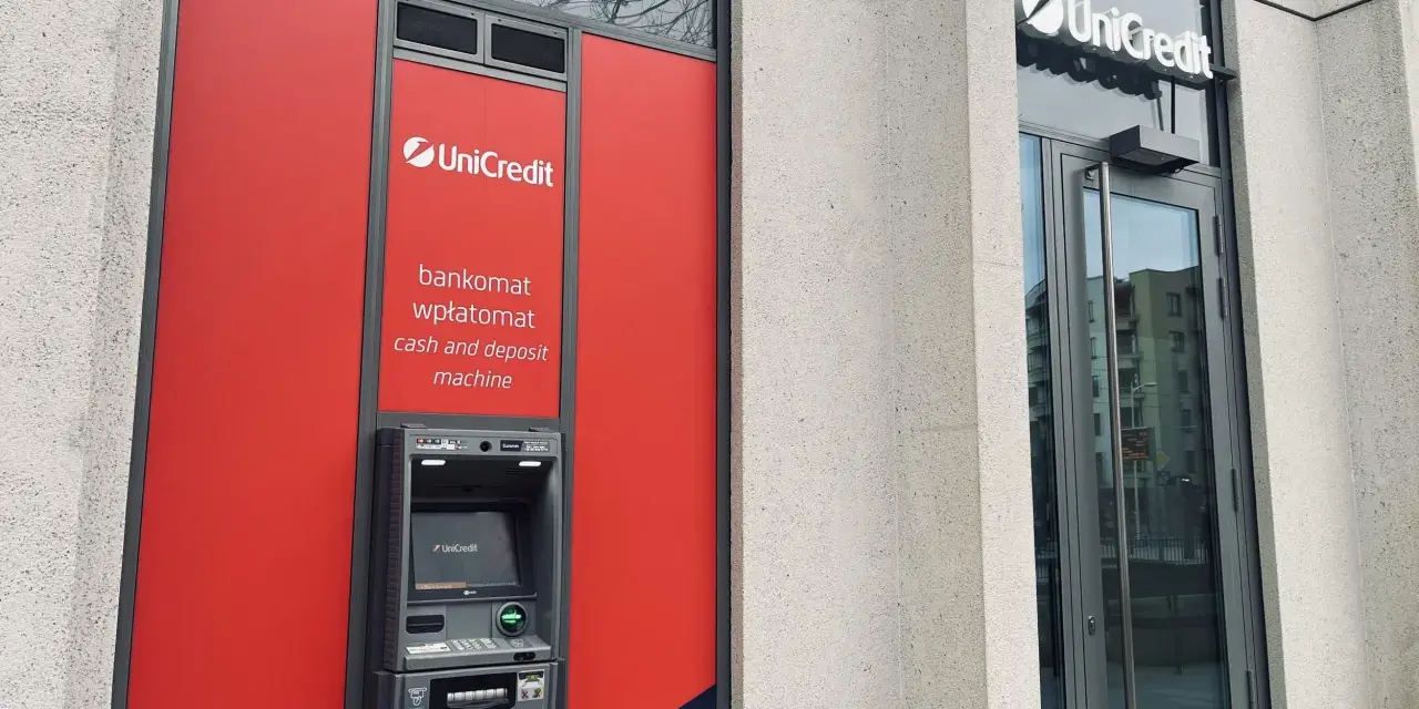 Bankomat UniCredit z funkcją wpłatomatu. Idealne miejsce do zarządzania środkami na Twoim UniCredit konto oszczędnościowe.
