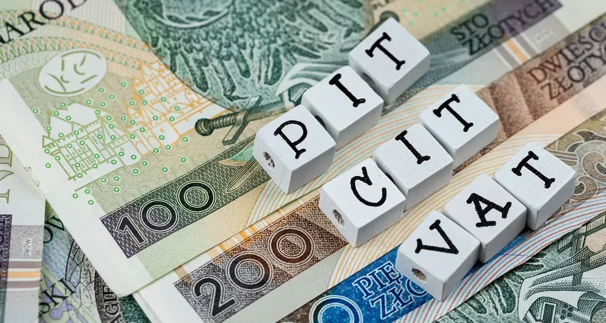Polskie banknoty 100 i 200 zł z napisami PIT i VAT. Czekam na ulgę na złe długi.
