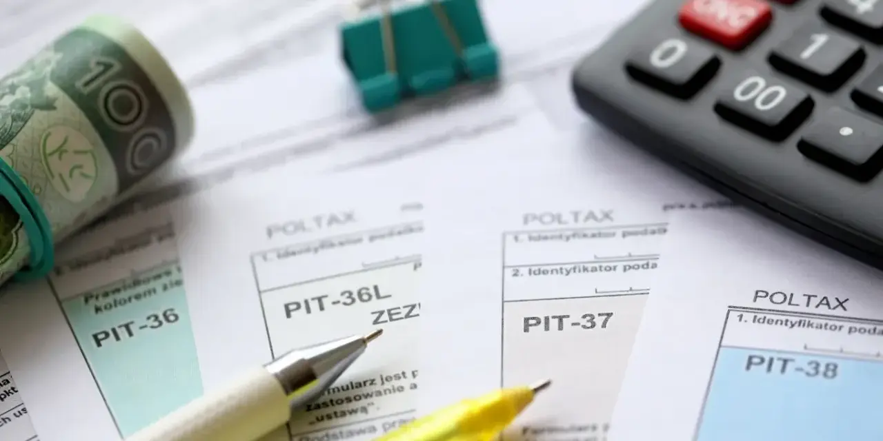 Zwijana stuzłotówka, kalkulator i formularze PIT-36, PIT-37, PIT-38 sugerują rozliczenie dochodu nieopodatkowanego.