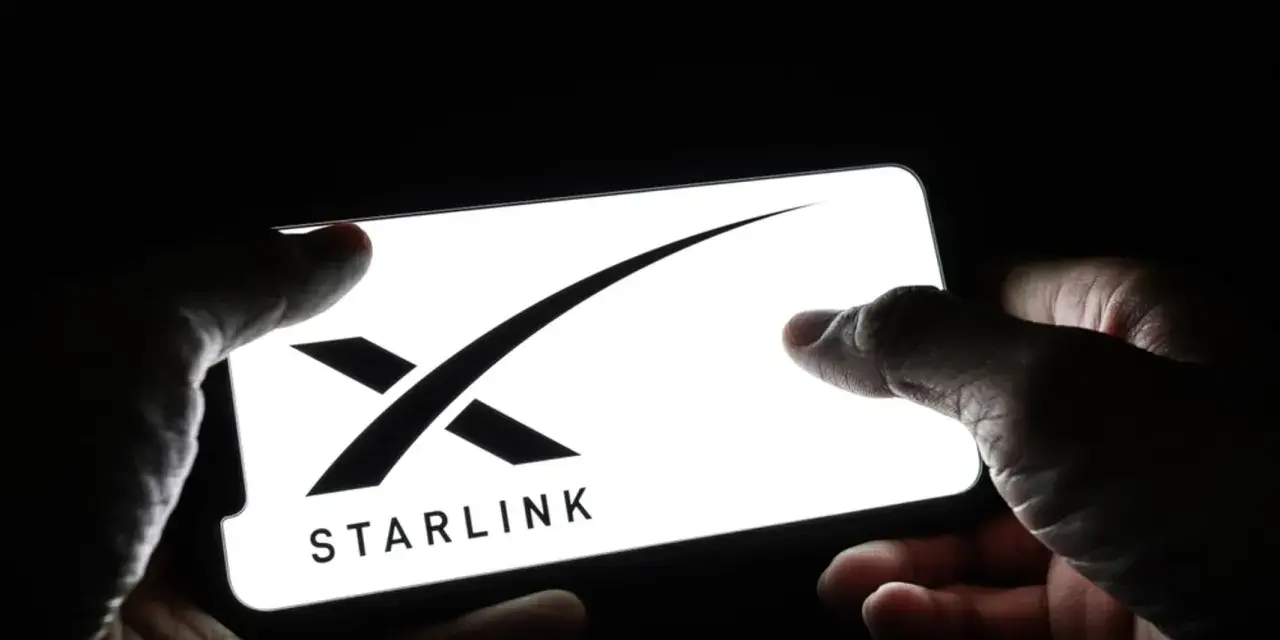 Dłonie trzymają smartfon z logo Starlink. Zainteresowanie **starlink akcje** rośnie.