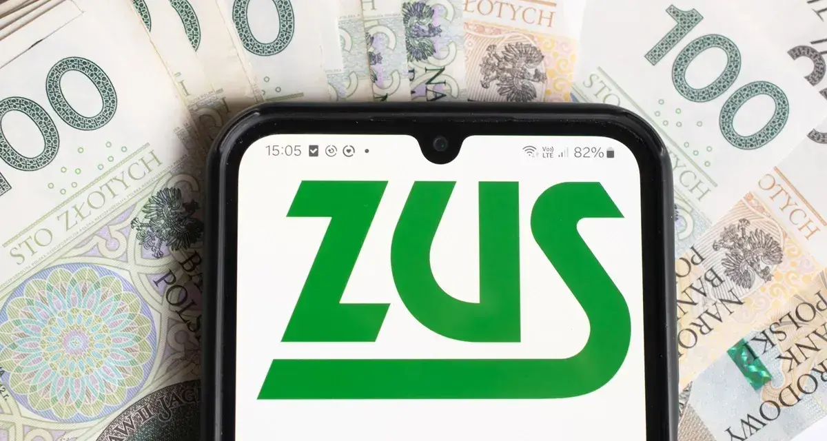 Smartfon z logo ZUS na tle banknotów 100 zł. Informacja o ulgach dla młodych przedsiębiorców, którzy prowadzą działalność gospodarczą do 26 roku życia, zus.