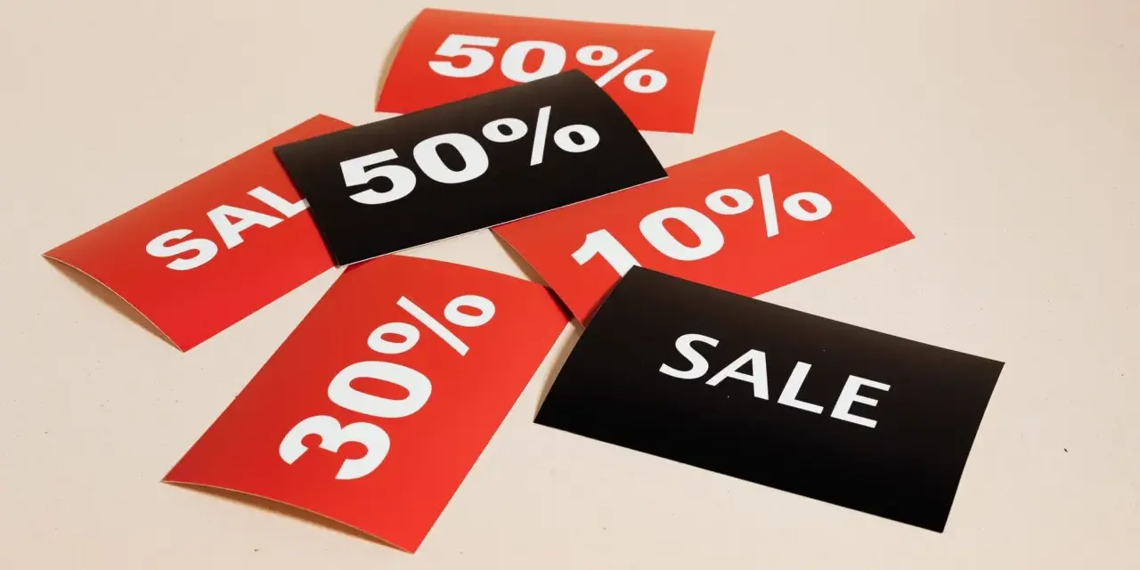 Karty z napisami "SALE", "50%", "30%", "10%" i "50%" sugerują, że to właśnie jest apr co to – promocja!