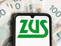 Smartfon z logo ZUS na tle banknotów 100 zł. Informacja o ulgach dla młodych przedsiębiorców, którzy prowadzą działalność gospodarczą do 26 roku życia, zus.