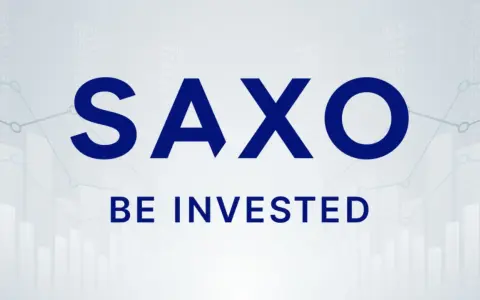 Saxo Bank Polska – inwestuj z nami. Logo Saxo na tle wykresów giełdowych.