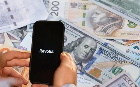 Revolut na tle różnych walut. Zarządzanie kryptowalutami i potencjalny podatek.