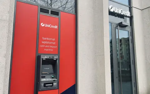 Bankomat UniCredit z funkcją wpłatomatu. Idealne miejsce do zarządzania środkami na Twoim UniCredit konto oszczędnościowe.
