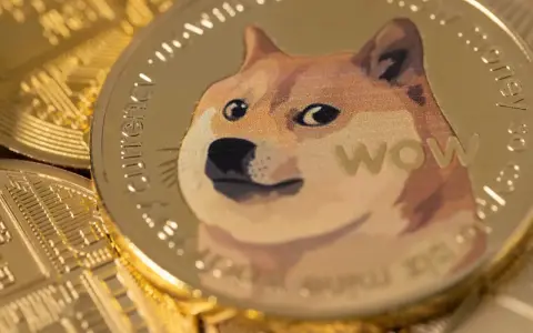 Złota moneta z wizerunkiem psa Shiba Inu i napisem "WOW". W tle widać inne monety, tworząc obraz symbolizujący dogecoin wykres.