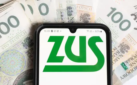 Smartfon z logo ZUS na tle banknotów 100 zł. Informacja o ulgach dla młodych przedsiębiorców, którzy prowadzą działalność gospodarczą do 26 roku życia, zus.
