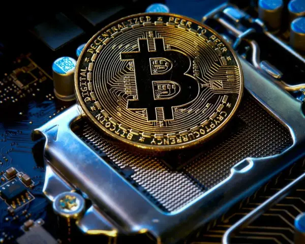 Złoty Bitcoin na płycie głównej. Czy koparki kryptowalut są legalne? To pytanie nurtuje wielu.