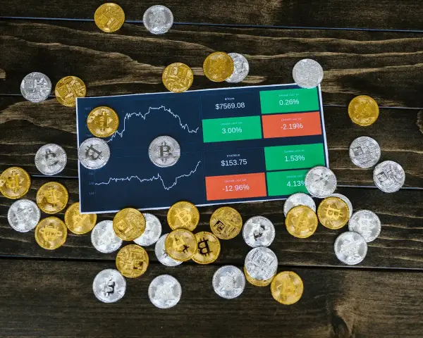 Złote i srebrne monety kryptowalut otaczają wykresy cenowe Bitcoina i Ethereum. Widać dane o zmianach kursów, sugerujące aktywność na **otc giełda**.