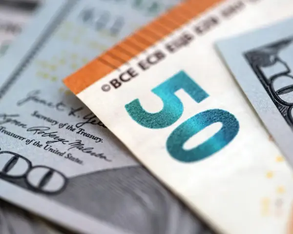 Euro i dolary, kurs wymiany. 50 euro obok 100 dolarów.