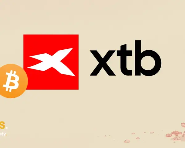 XTB pytania i odpowiedzi: Bitcoin i logo XTB. Detektyw bada artefakty.