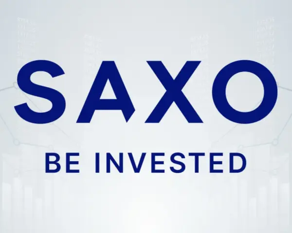 Saxo Bank Polska – inwestuj z nami. Logo Saxo na tle wykresów giełdowych.