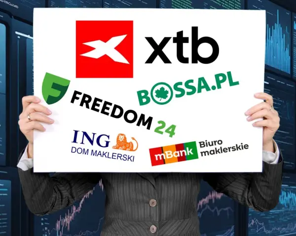 Osoba trzyma tablicę z logotypami biur maklerskich: XTB, Freedom24, BOSSA.PL, ING Dom Maklerski, mBank Biuro maklerskie.