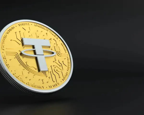 Złota moneta z symbolem Tether (USDT) i obwodem drukowanym. Wartość EUR USDT stabilna.