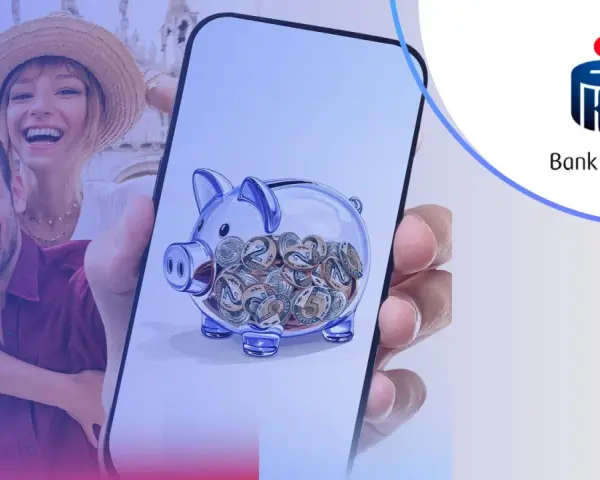 Szczęśliwa para robi selfie, a na ekranie telefonu widnieje skarbonka z monetami. Sprawdź atrakcyjne konto oszczędnościowe PKO BP oprocentowanie!