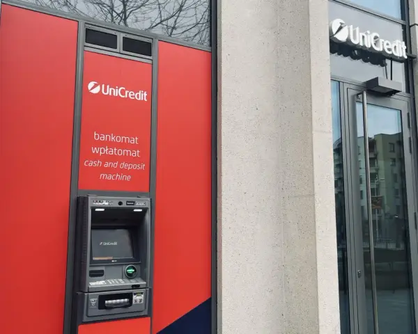 Bankomat UniCredit z funkcją wpłatomatu. Idealne miejsce do zarządzania środkami na Twoim UniCredit konto oszczędnościowe.