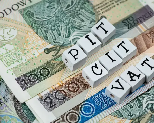 Polskie banknoty 100 i 200 zł z napisami PIT i VAT. Czekam na ulgę na złe długi.
