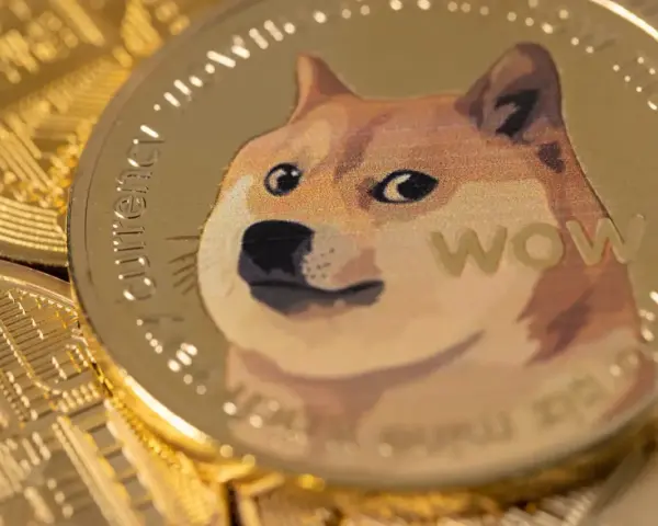 Złota moneta z wizerunkiem psa Shiba Inu i napisem "WOW". W tle widać inne monety, tworząc obraz symbolizujący dogecoin wykres.