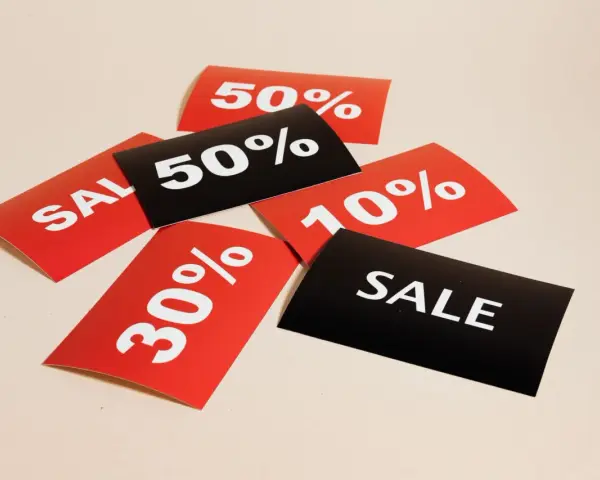 Karty z napisami "SALE", "50%", "30%", "10%" i "50%" sugerują, że to właśnie jest apr co to – promocja!