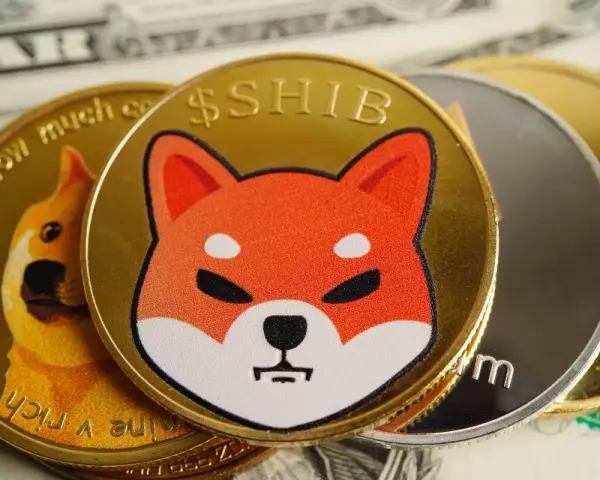Złote monety z wizerunkiem psa rasy Shiba Inu i napisem $SHIB, obok monety Dogecoin. Spekulacje na temat shiba inu coin prognozy.