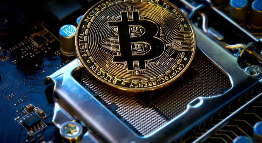 Złoty Bitcoin na płycie głównej. Czy koparki kryptowalut są legalne? To pytanie nurtuje wielu.