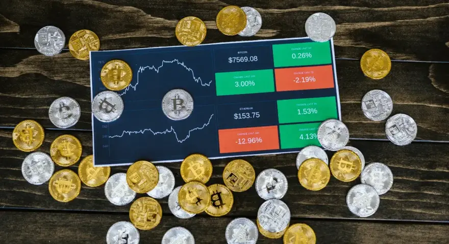 Złote i srebrne monety kryptowalut otaczają wykresy cenowe Bitcoina i Ethereum. Widać dane o zmianach kursów, sugerujące aktywność na **otc giełda**.